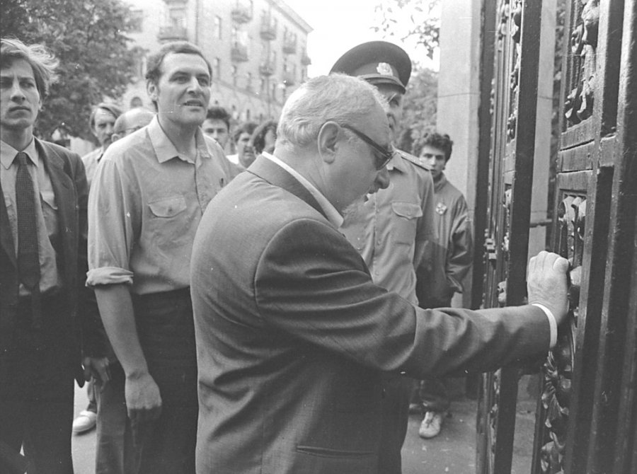 Генріх Алтунян (на передньому плані), за ним Євген Захаров біля дверей обкому Генрих Алтунян (на переднем плане), за ним Евгений Захаров возле дверей обкома