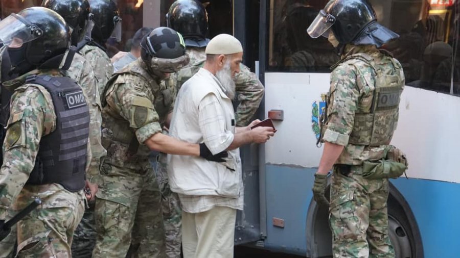 Detention of one of the elderly Crimean Tatars seeking to know where the FSB had taken Nariman Dzhelyal and four other men Photo Crimean Solidarity