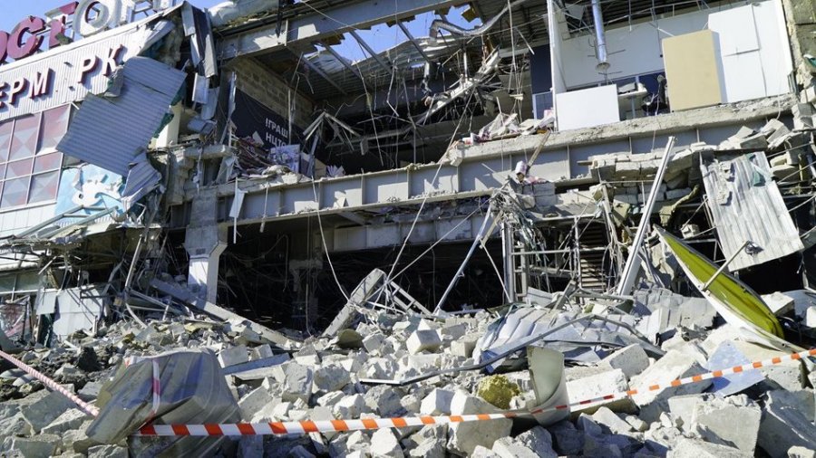 Зруйнований супермаркет Восторг в Індустріальному районі міста Харкова, 7 червня, фото: В’ячеслав Мавричев, Суспільне