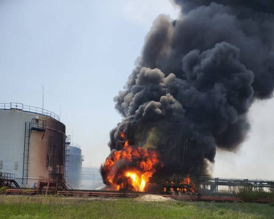 Пожежа на Лисичанському НПЗ, 8 травня Fire at Lysychansk Oil Refinery, 8 May (2022) Пожар на Лисичанском НПЗ, 8 мая (2022)