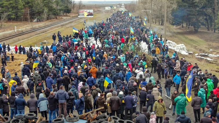 Enerhodar residents came out to try to block the Russian invaders Photo posted by Enerhodar Mayor Dmytro Orlov on 2 March 2022