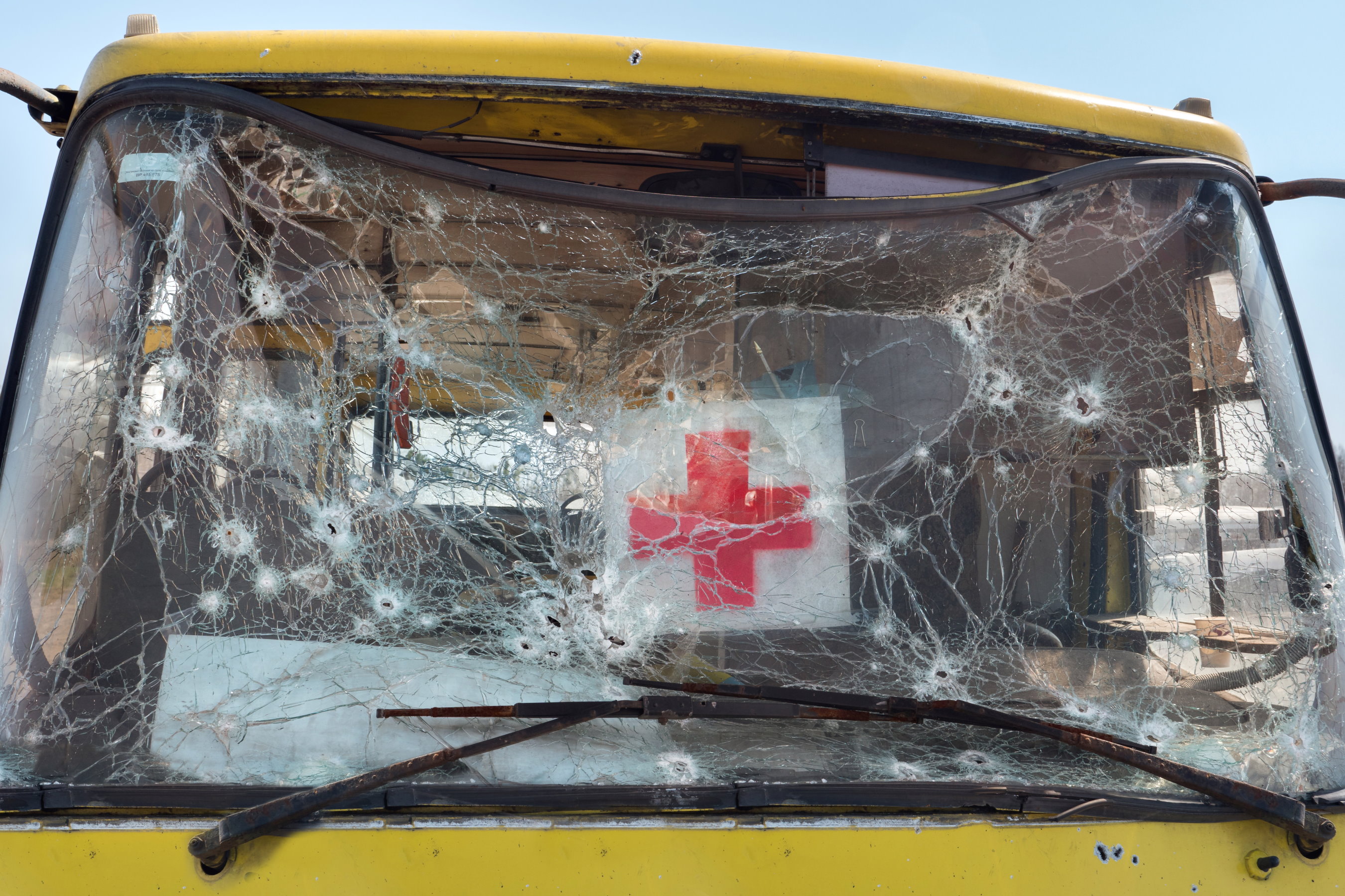 Фото: Depositphotos [автобус богдан червоний хрест гуманітарна допомога війна розбите скло]