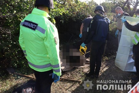Investigators at the site of the exhumation in Hrakov, Chuhuiv raion, Kharkiv oblast Photo National Police