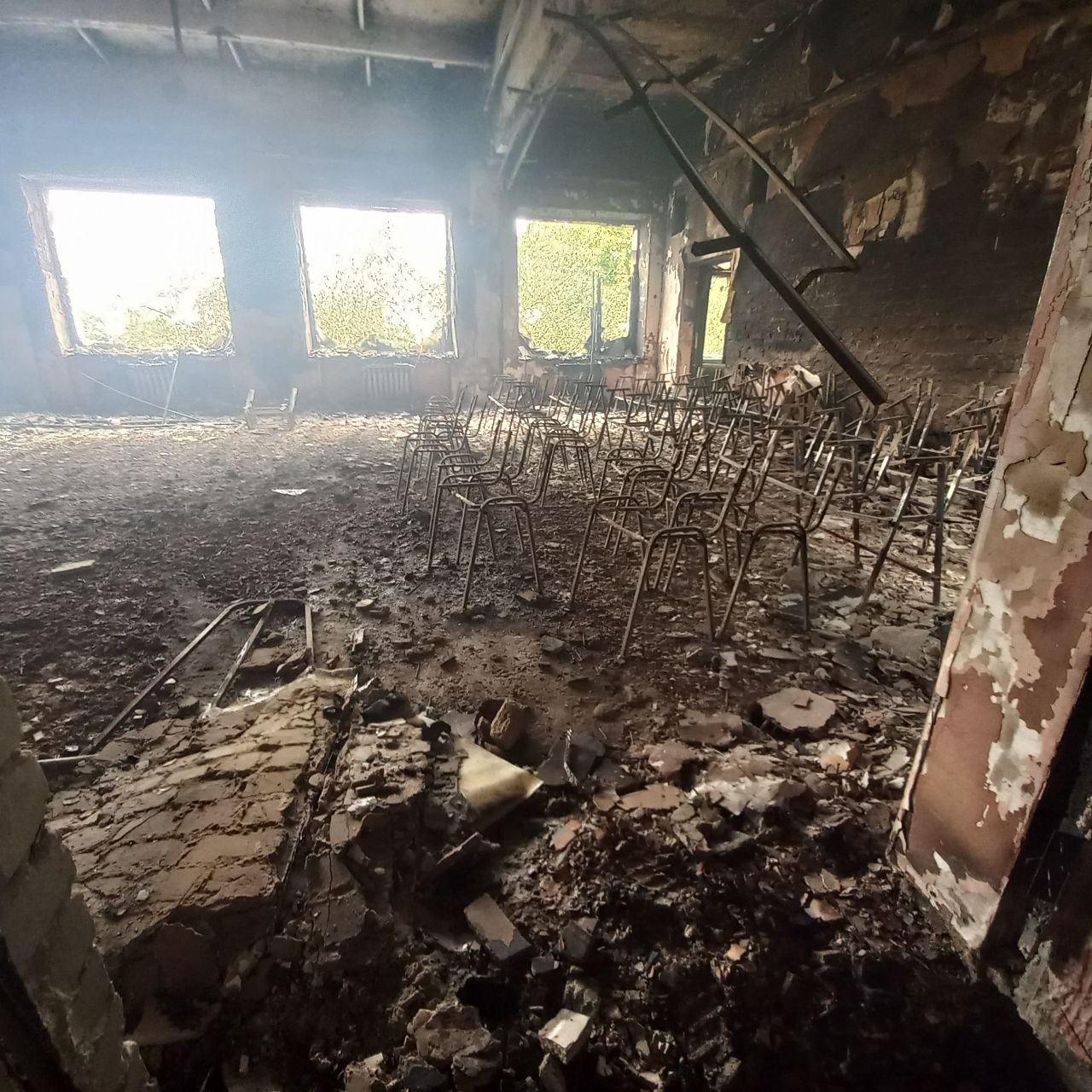 Після ворожого обстрілу в селище Дворічне зайнялася будівля школи, 24 вересня © ДСНС