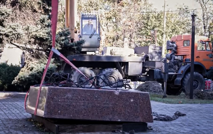 Mariupol Russian invaders destroy Monument to the Victims of Holodomor Photo Petro Andriushchenko