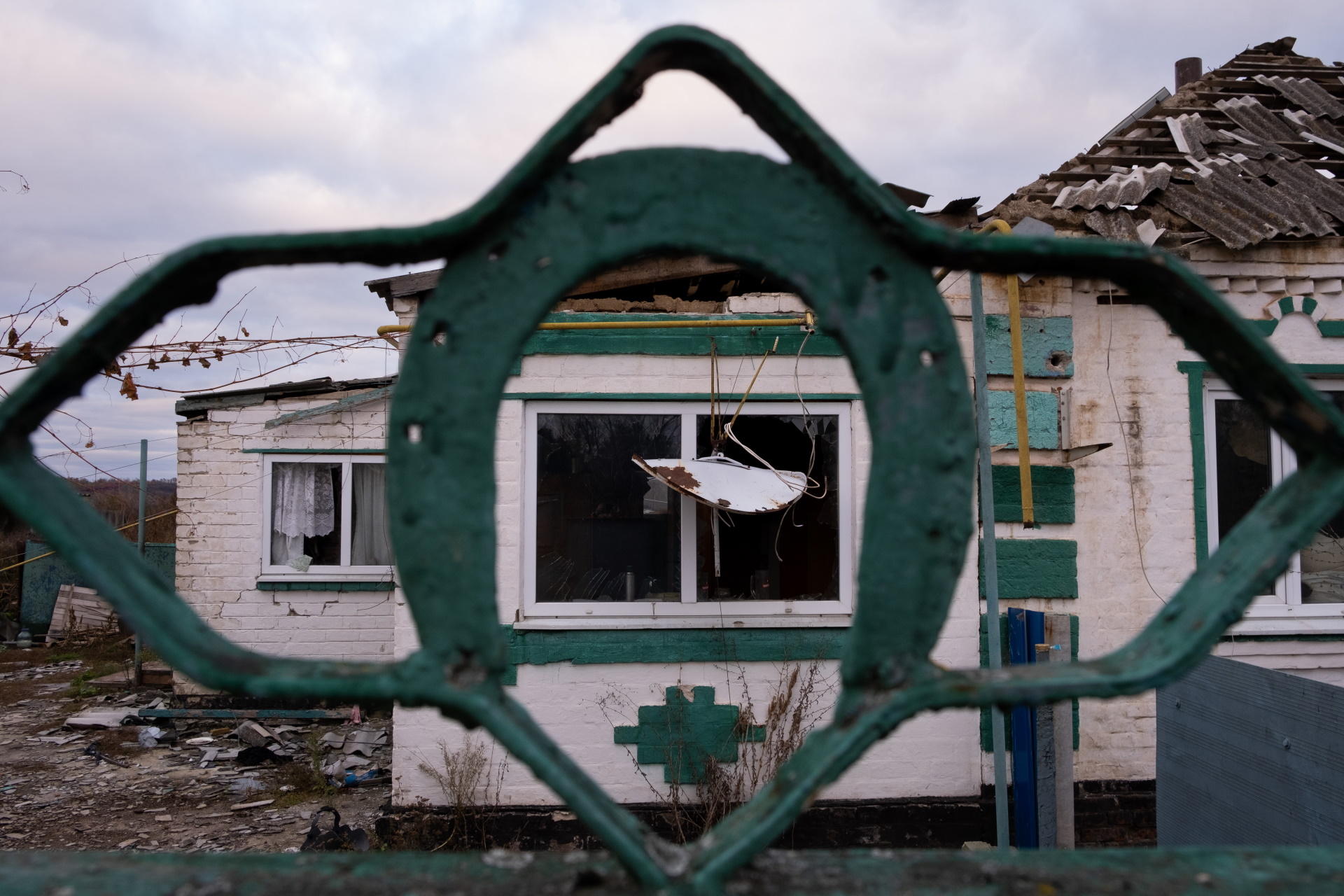 Жити у північній частині села Василенкове зараз неможливо: все зруйновано © Денис Волоха