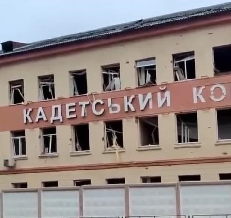 Зруйнований кадетський корпус Харківського танкового училища (березень)