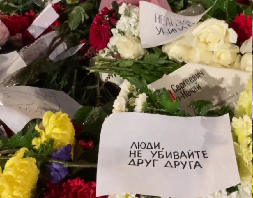 Антивоєнні листівки біля Соловецького каменю в Москві