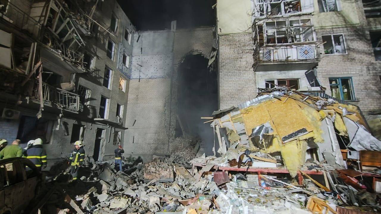 Зруйнований під’їзд житлового будинку у Миколаїві, 11 листопада © Олександр Сенкевич
