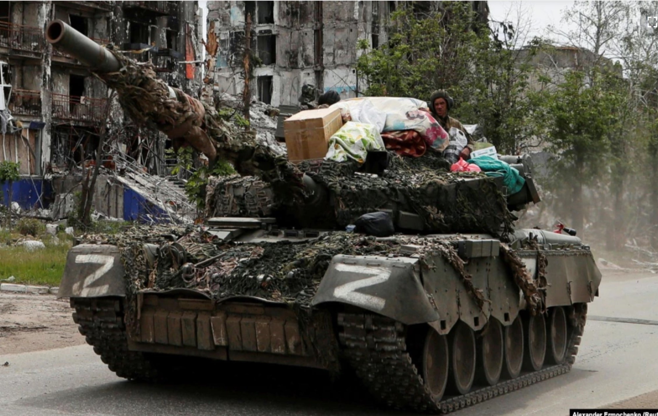 Russian invaders with items stolen from Ukrainian homes Photo Alexander Ermochenko, Reuters