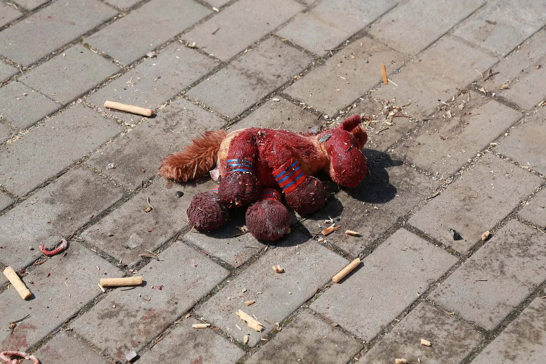 Іграшка з вокзалу Краматорська, атакованого Росією. 8 квітня 2022 року. Закривавлену іграшку передали до ООН. © Роман Кулик / Facebook