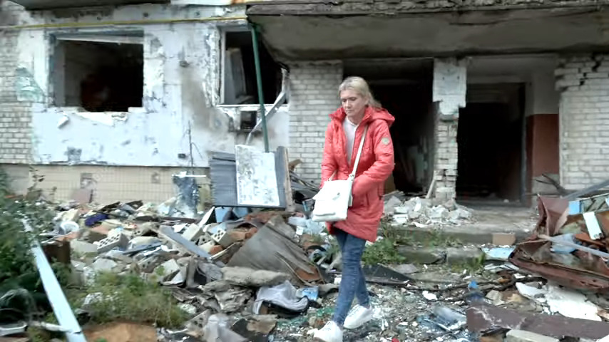 Мешканка Бородянки, Ірина Олійник, на порозі зруйнованого будинку
