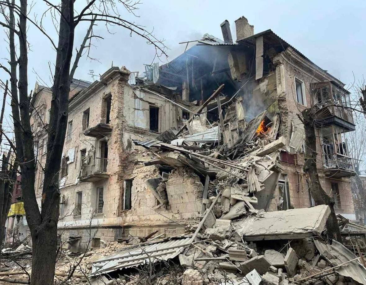 Зруйнований російською ракетою житловий будинок у Кривому Розі, фото з телеграм-каналу Валентина Резніченка