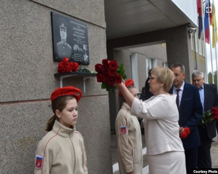 Yunarmia [Russia’s ’youth army’} under a memorial plaque on a school to a Russian soldier killed as part of the forces invading Ukraine Photo posted by Current Time