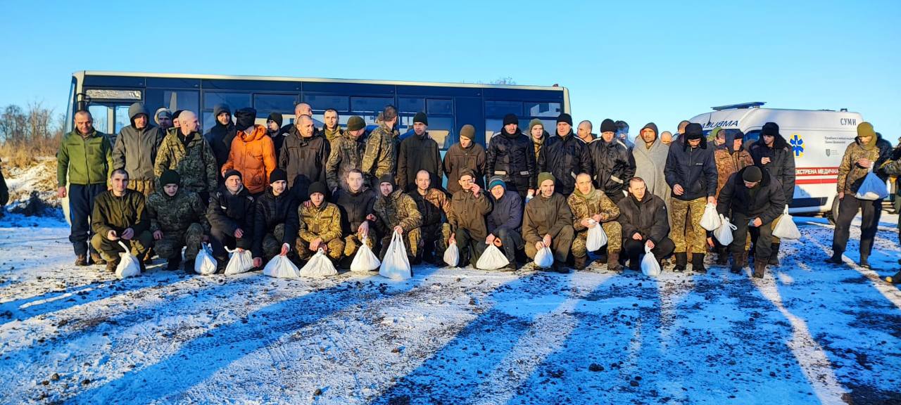 Звільнені 8 січня українські військовополонені, фото з телеграм-каналу Андрія Єрмака