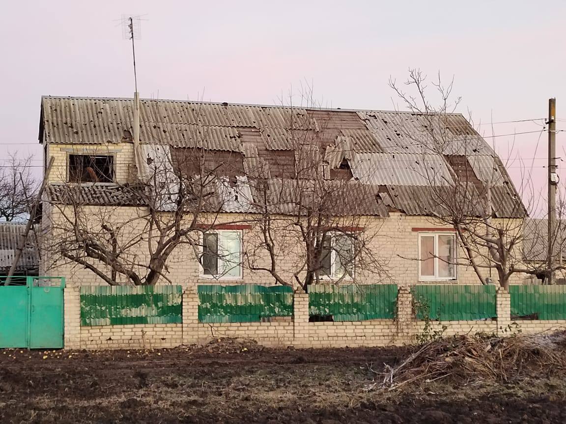 Наслідки ворожого обстрілу смт Шевченкове, 3 грудня, фото з телеграм-каналу Олега Синєгубова