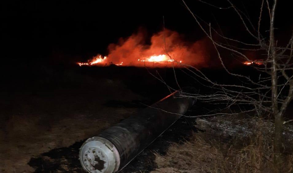 Після обстрілу горять поля на околицях смт Печеніги. 7 грудня 2022 року. Фото з телеграм-каналу Олега Синєгубова