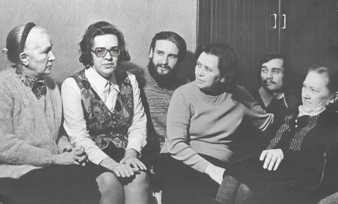 Людмила Алексєєва (друга ліворуч), 70-ті роки, Москва. Фото з сайту mhg.ru