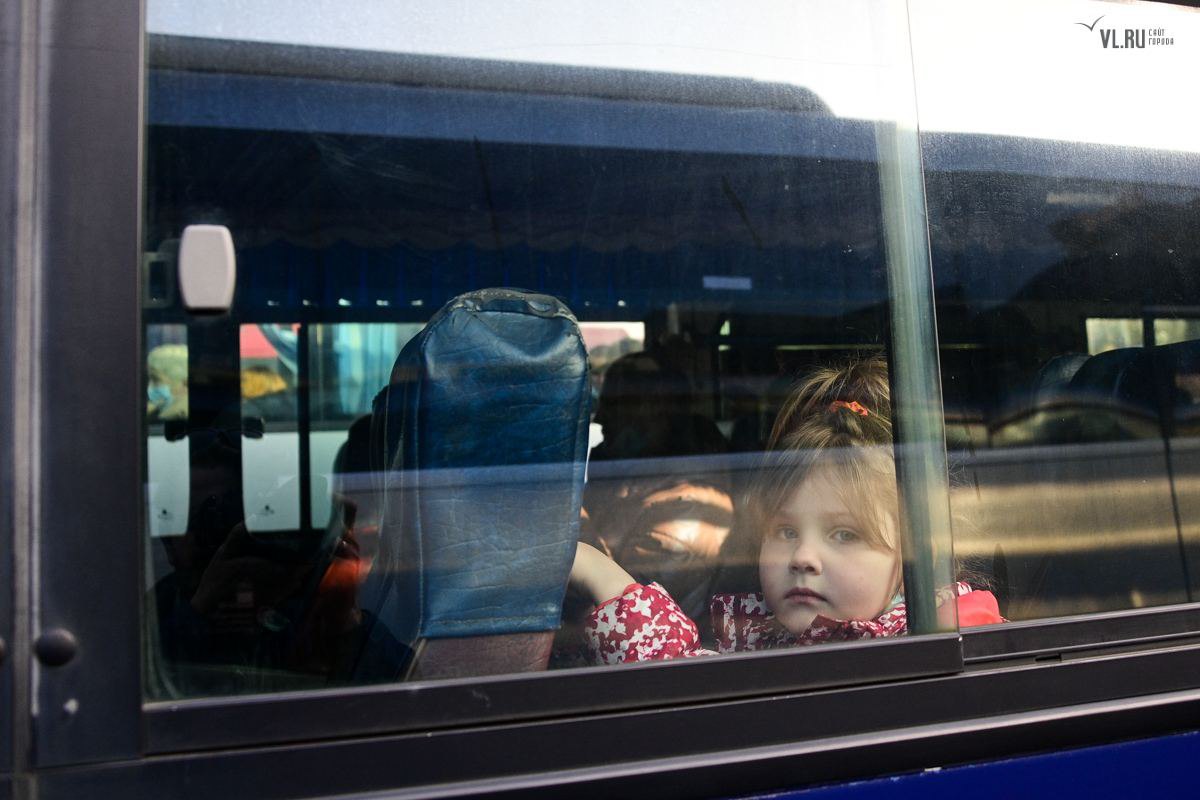 Children being taken from occupied Mariupol Photo Petro Andriushchenko