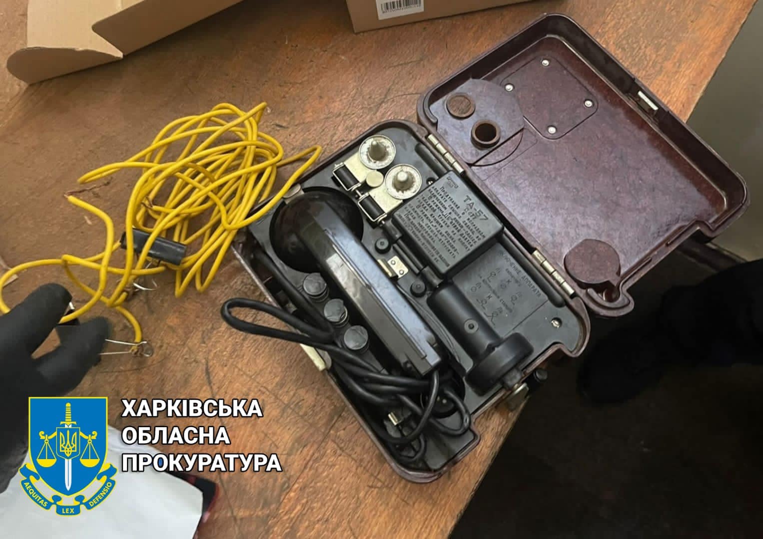 Прилад для катування струмом — телефонний апарат ТА-57. Фото з фейсбук-сторінки Харківської обласної прокуратури [воєнні злочини катування катування струмом тапік] An instrument of torture by electric shock: field telephone TA-57 (Facebook page of Kharkiv Region Procuracy)