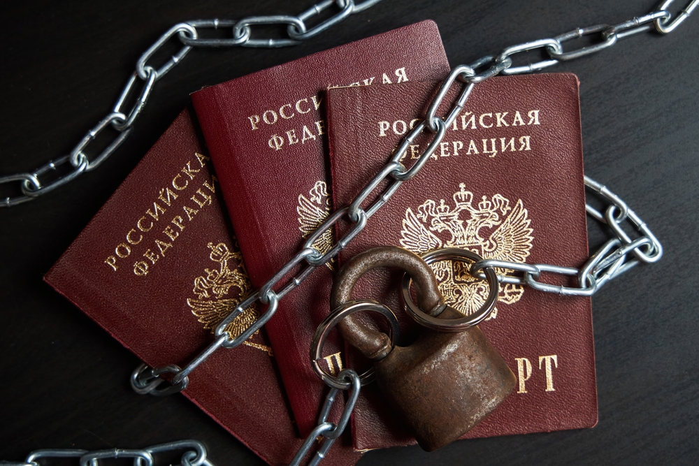 © Natalia Kirsanova, Shutterstock [російський паспорт рф]