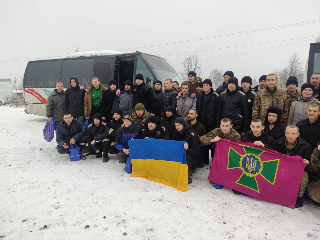 Українці, що повернулися з полону 5 лютого 2022 року, фото: Офіс Президента