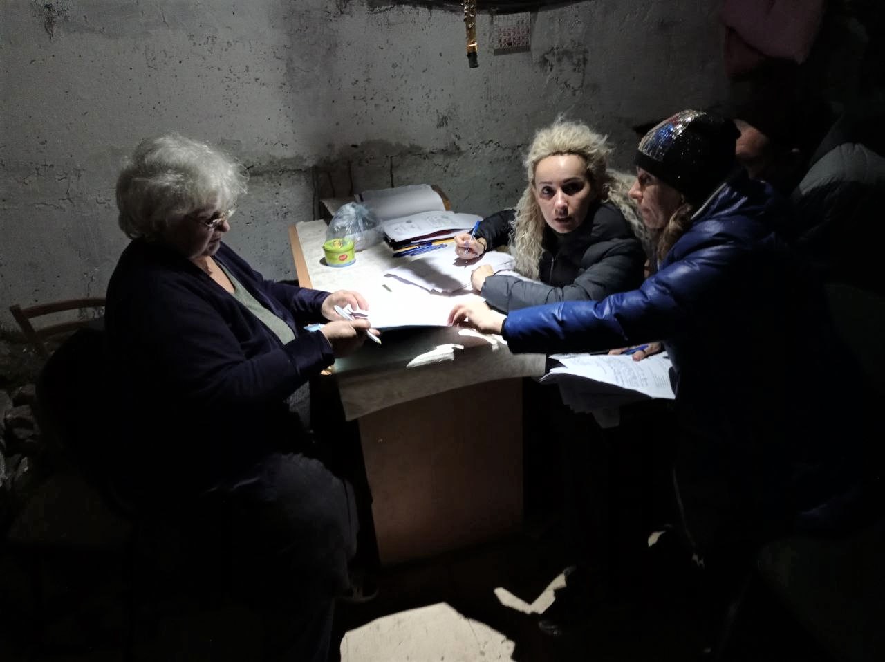 Приймання заяв у підвалі, де мешкають жителі зруйнованої Кутузівки