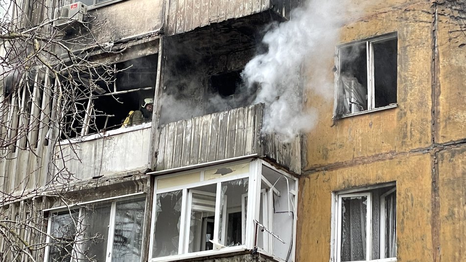 Херсон, 21 лютого 2023 року. Рятувальники оглядають квартиру, в якій унаслідок російських обстрілів зайнялася пожежа. Фото: Суспільне Херсон