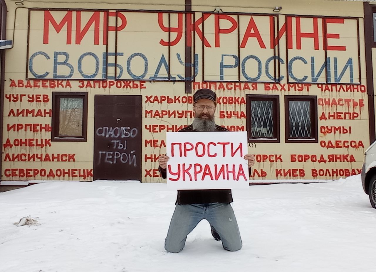 Дмитро Скуріхін із села під Петербургом перетворив свій магазин на політичне висловлювання, фото: ОВД-інфо