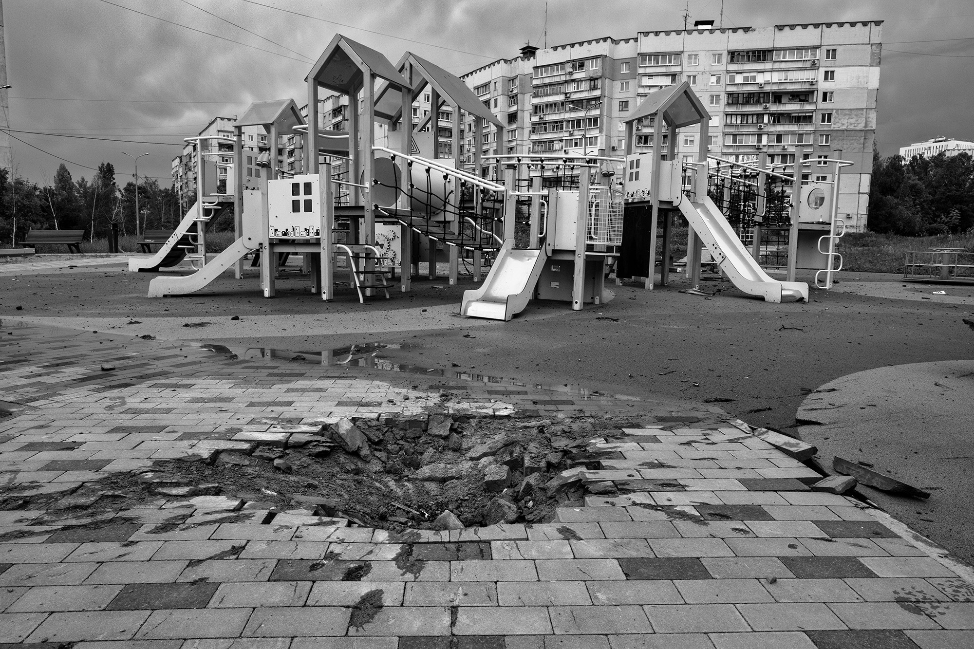 © Жером Барбоса [харків багатоповерхівки руйнування місто війна чб дитячий майданчик ракета приліт снаряд] © Jérôme Barbosa