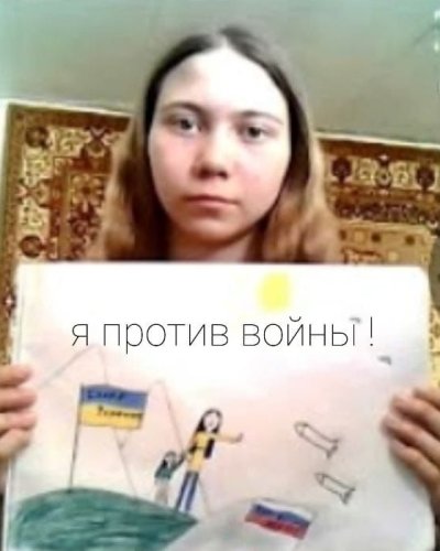 Марія Москальова з малюнком. Фото було надане журналістам “ОВД-Інфо” батьком дитини