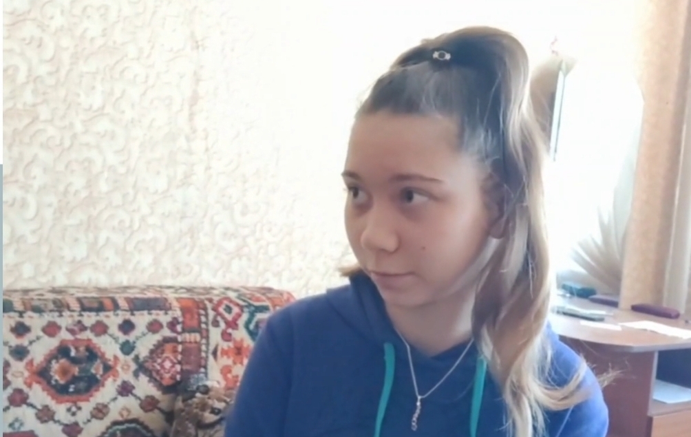Ранок 1-го березня 2023 року. Марія Москальова розповідає про затримання батька. Скриншот з відео, оприлюдненого в телеграм-каналі “ОВД-Інфо”