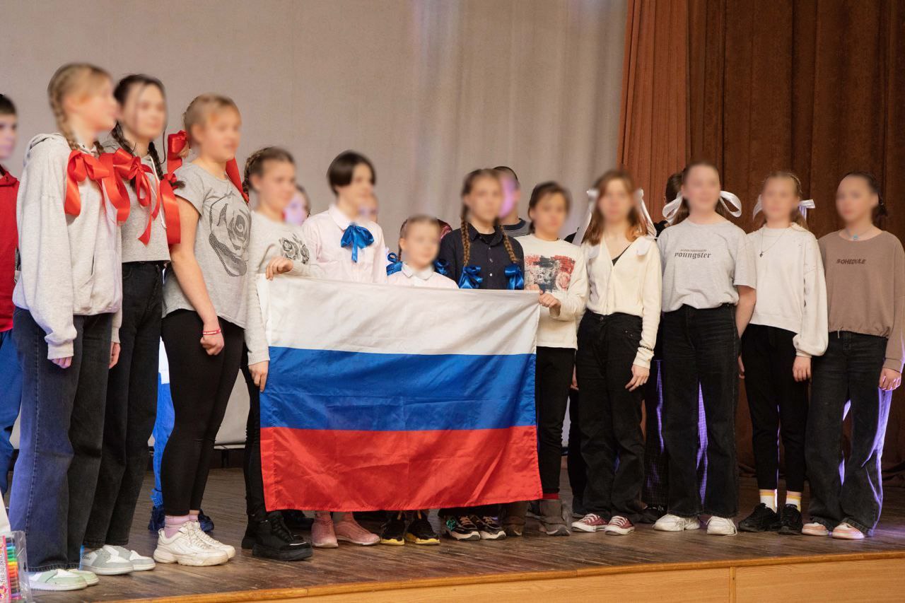 Українські діти у євпаторійському таборі