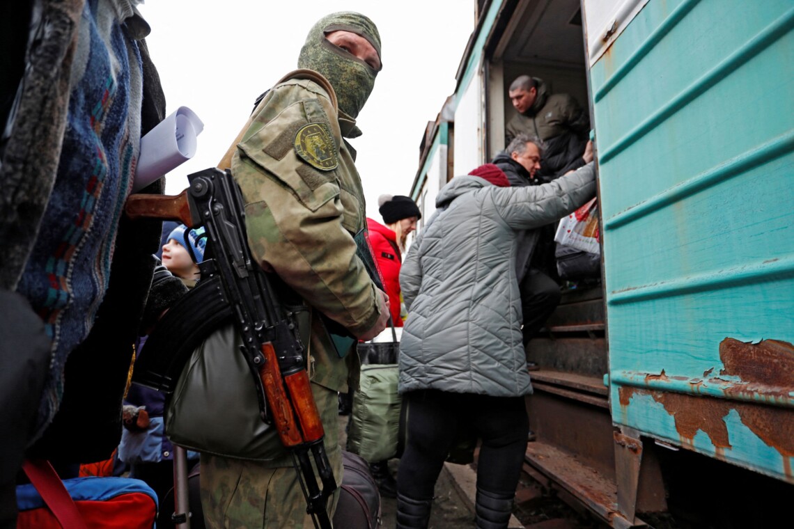 Invaders taking Ukrainian citizens to Russia Photo Reuters (posted as such by Slovo i Dilo)