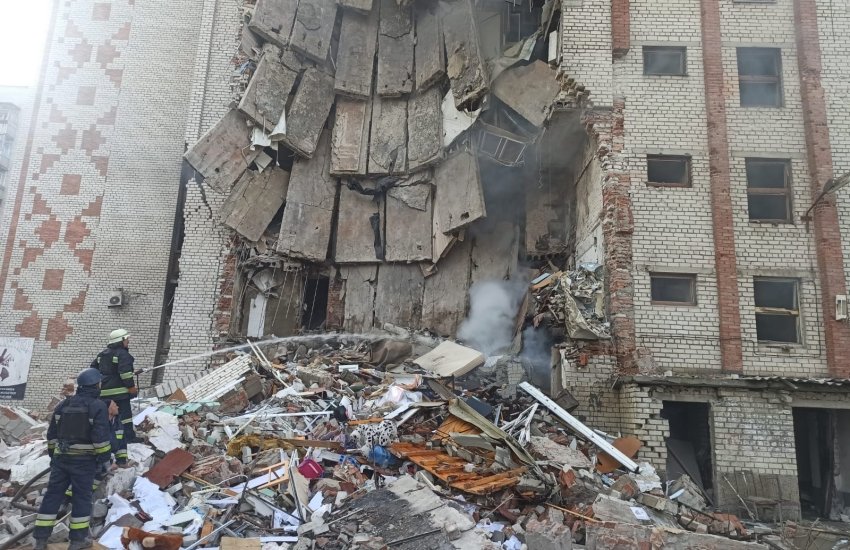 Лиман, багатоповерхівка, зруйнована внаслідок російських бомбардувань, Джерело: Facebook, DSNS