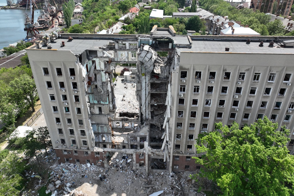 Будівля зруйнованої Миколаївської ОДА, фото: Truth Hounds, 21 травня 2022 року
