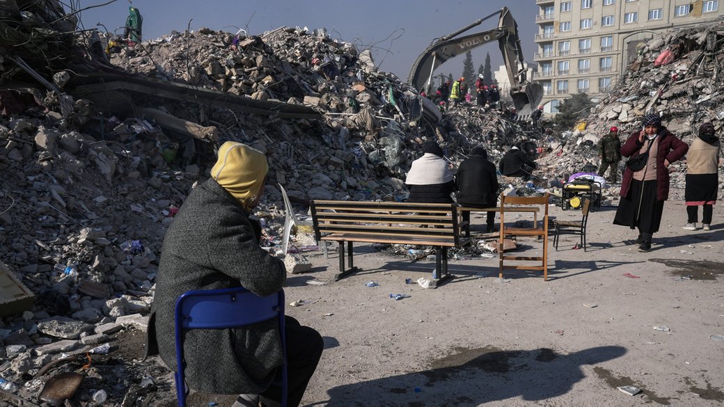 Люди біля зруйнованих землетрусом будинків у Туреччині. Фото: Оксана Сенів / Суспільне