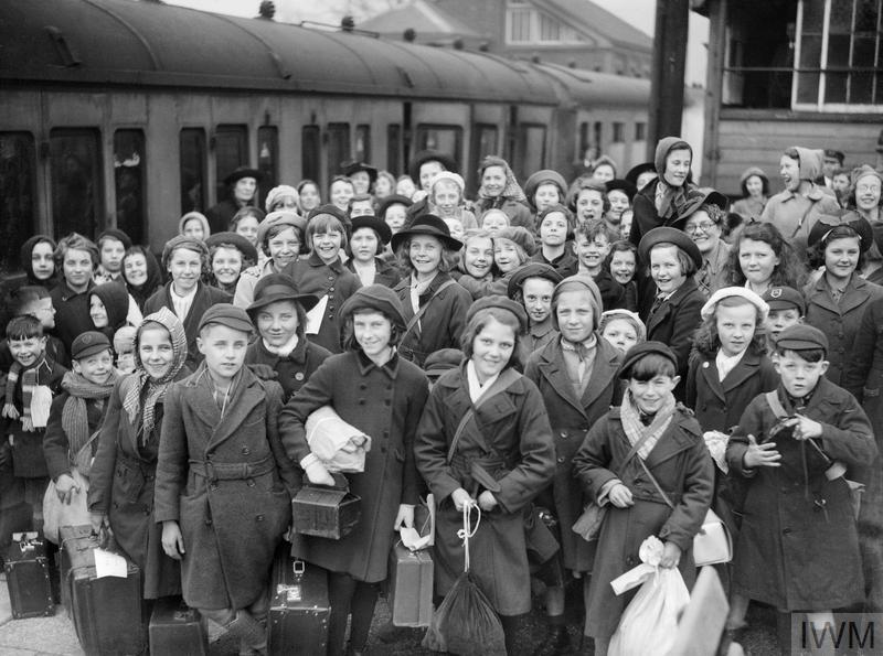 Група евакуйованих з Бристоля прибуває на залізничну станцію Брент біля Кінгсбріджа, графствоДевон, 1940-ий рік. Фото: Imperial War Museum