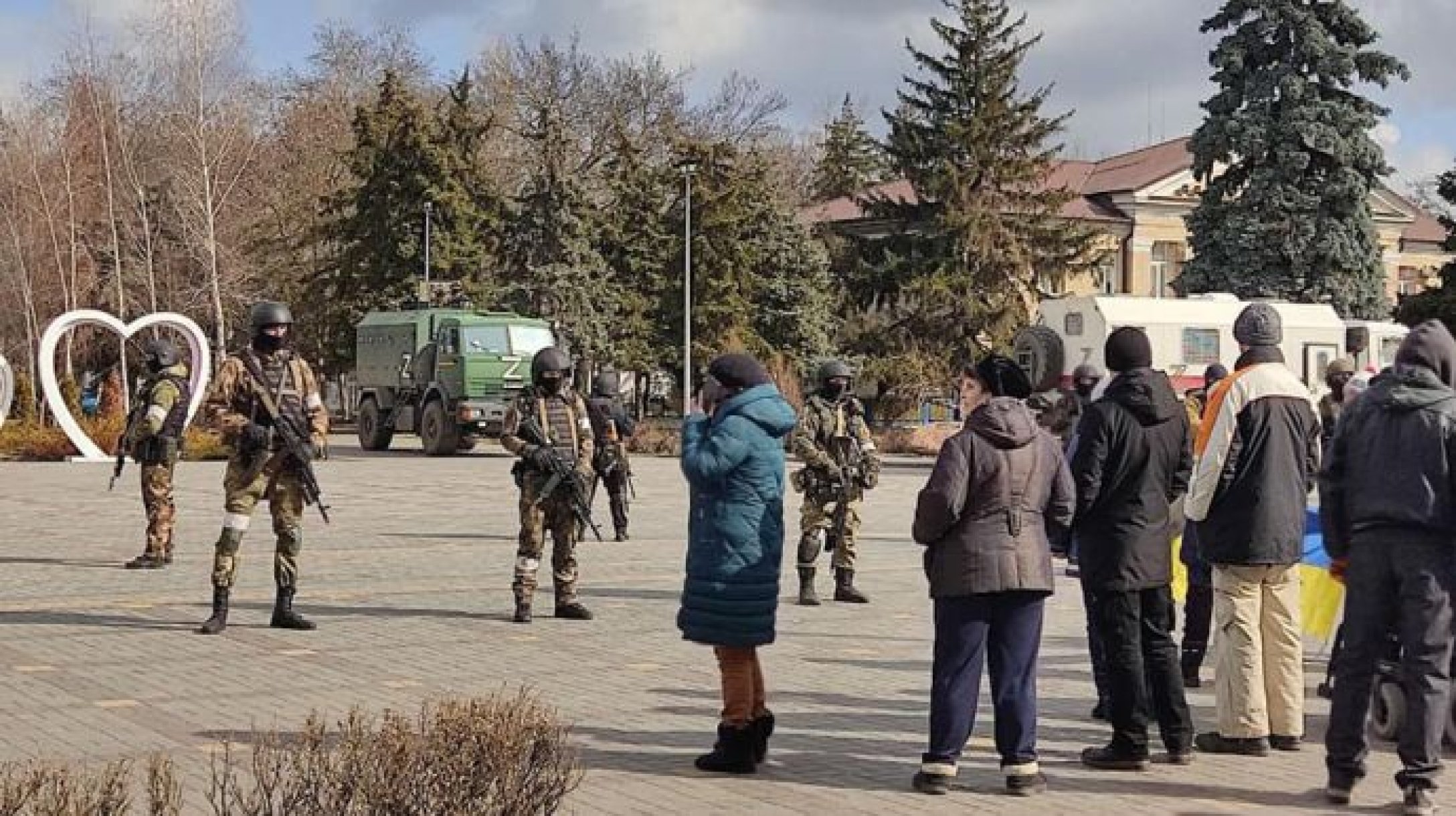 Skadovsk Russian invaders confront local residents with Ukrainian flag(s)