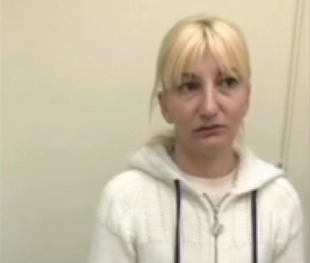 Ольга, яка намагалася повернути свого 17-річного похресника до України, на допиті. Скриншот з відео, поширеного пропагандистами “РІА Новості”.