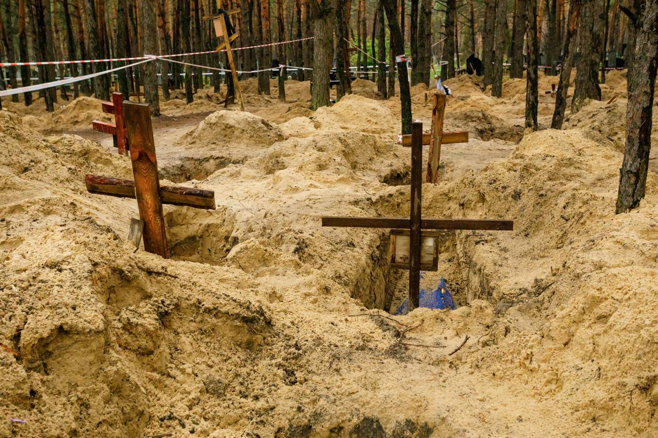 Excavation of the mass grave at Izium (Kharkiv oblast) in September 2022. Some of the victims showed signs of torture, and at least one, the writer Volodymyr Vakulenko, was clearly killed by the Russians who abducted him Photo Photo Oleh Syniehubov