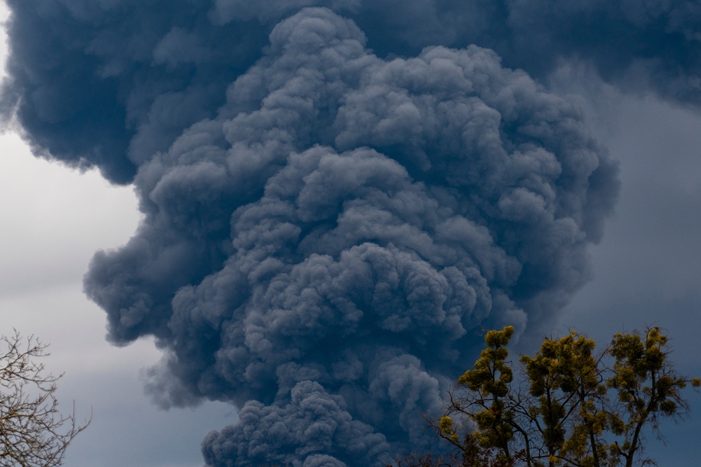 Ілюстративне зображення © OlegD / Shutterstock [війна екологія дим ліс пожежа]