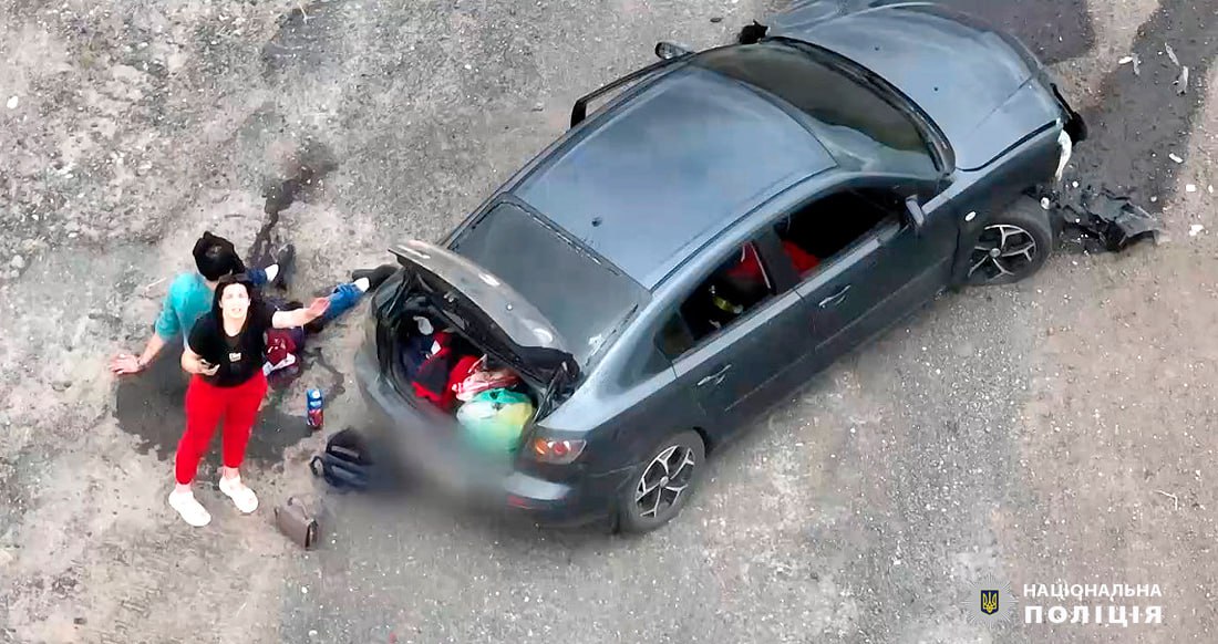 Український дрон вивів жінку з-під російського обстрілу. Фото: Національна поліція України