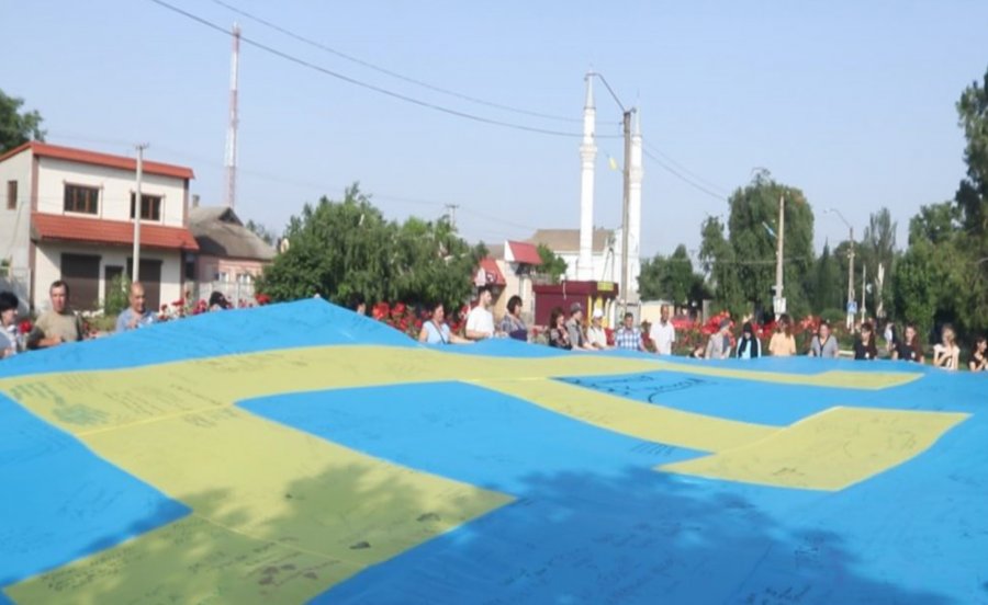 Crimean Tatar Flag travelling around mainland Ukraine before Russia’s full-scale invasion. In Henichesk, Kherson oblast, where the photo was taken, it would presumably now also elicit warnings about ’extremism’ which the Russians later invaded Photo from genichesk.ipc.org.ua