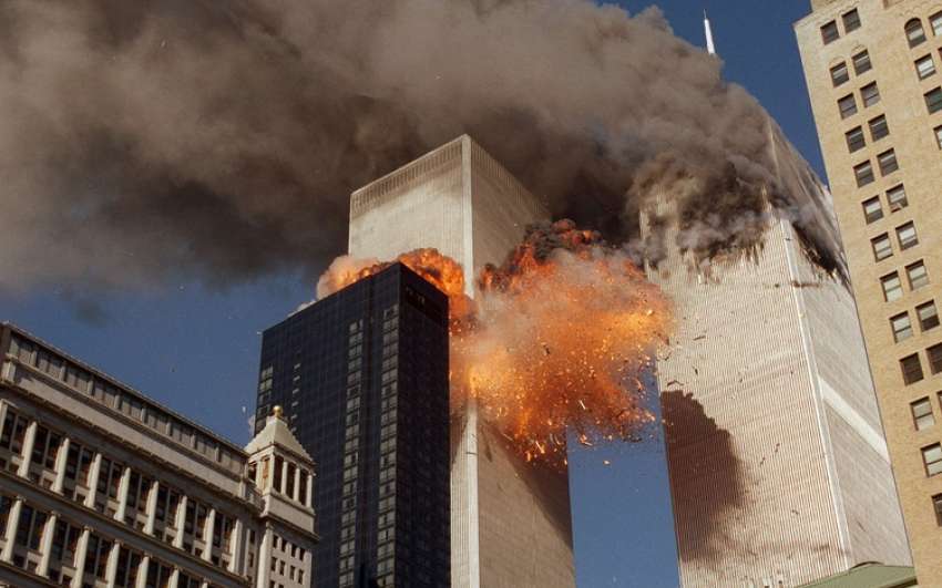 Терористи спрямували два захоплені літаки у вежі Всесвітнього торгового центру у Нью-Йорку, всередині яких спалахнула пожежа, що розплавила опорні сталеві конструкції і викликала руйнування споруд. Фото з відкритих джерел
