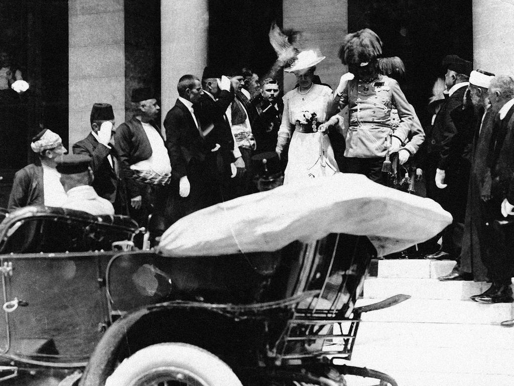 Ерцгерцог Франц Фердинанд разом із дружиною в Сараєві. Через кілька хвилин він був убитий у цій машині. Фото: Франс Прес