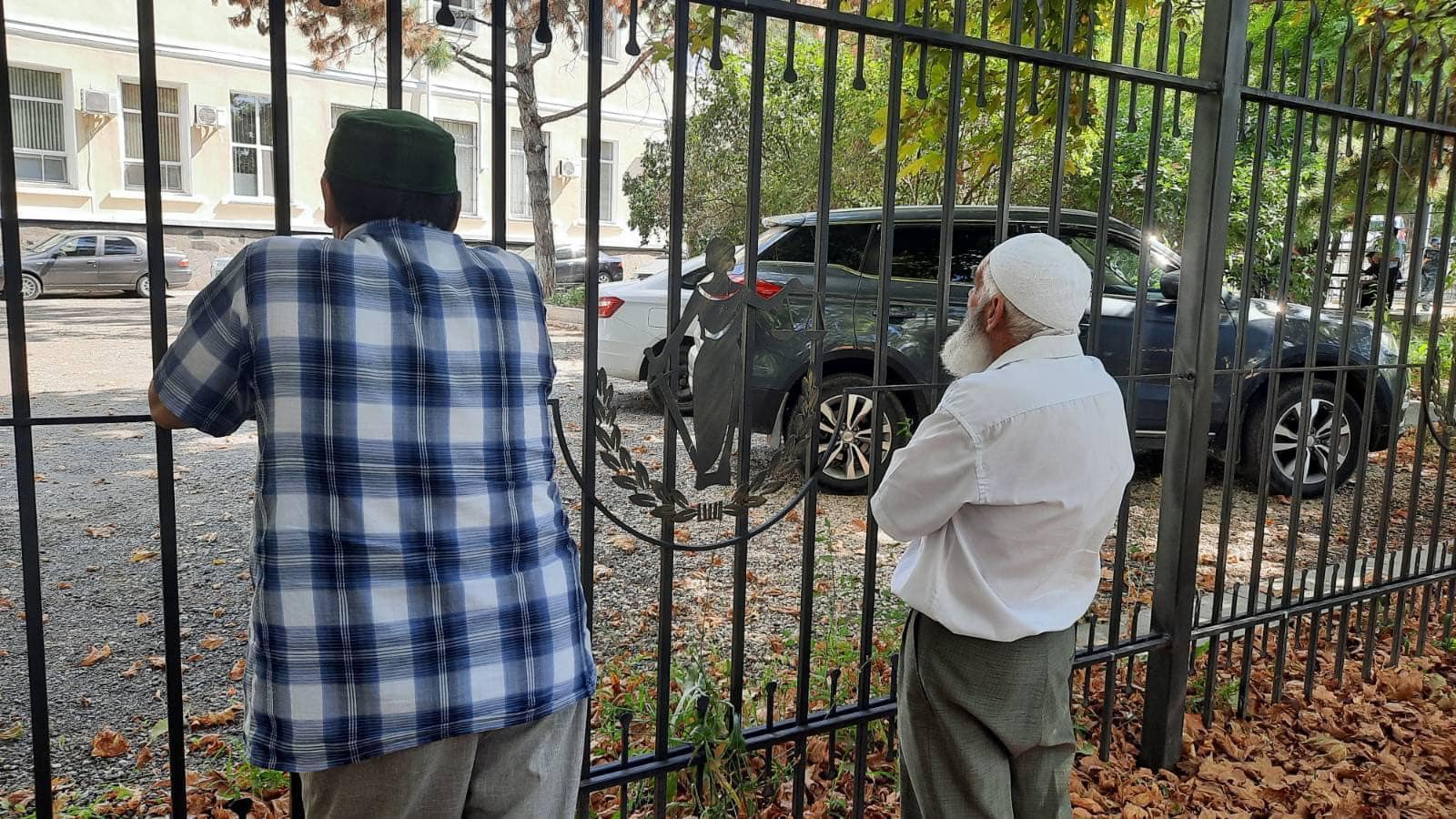 69-year-old Shurki Seitumerov (left) and Enver Mustafayev (69) waiting outside the ‘court’ where their imprisoned sons were to be taken, before they themselves were detained Photo Crimean Solidarity