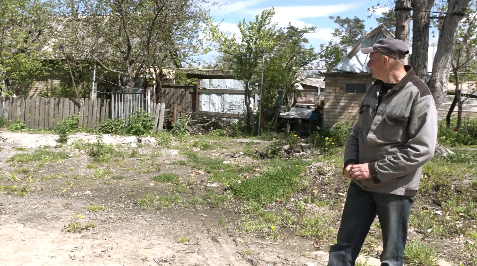 Юрій Серьогін дивиться на місце, де раніше стояв його будинок