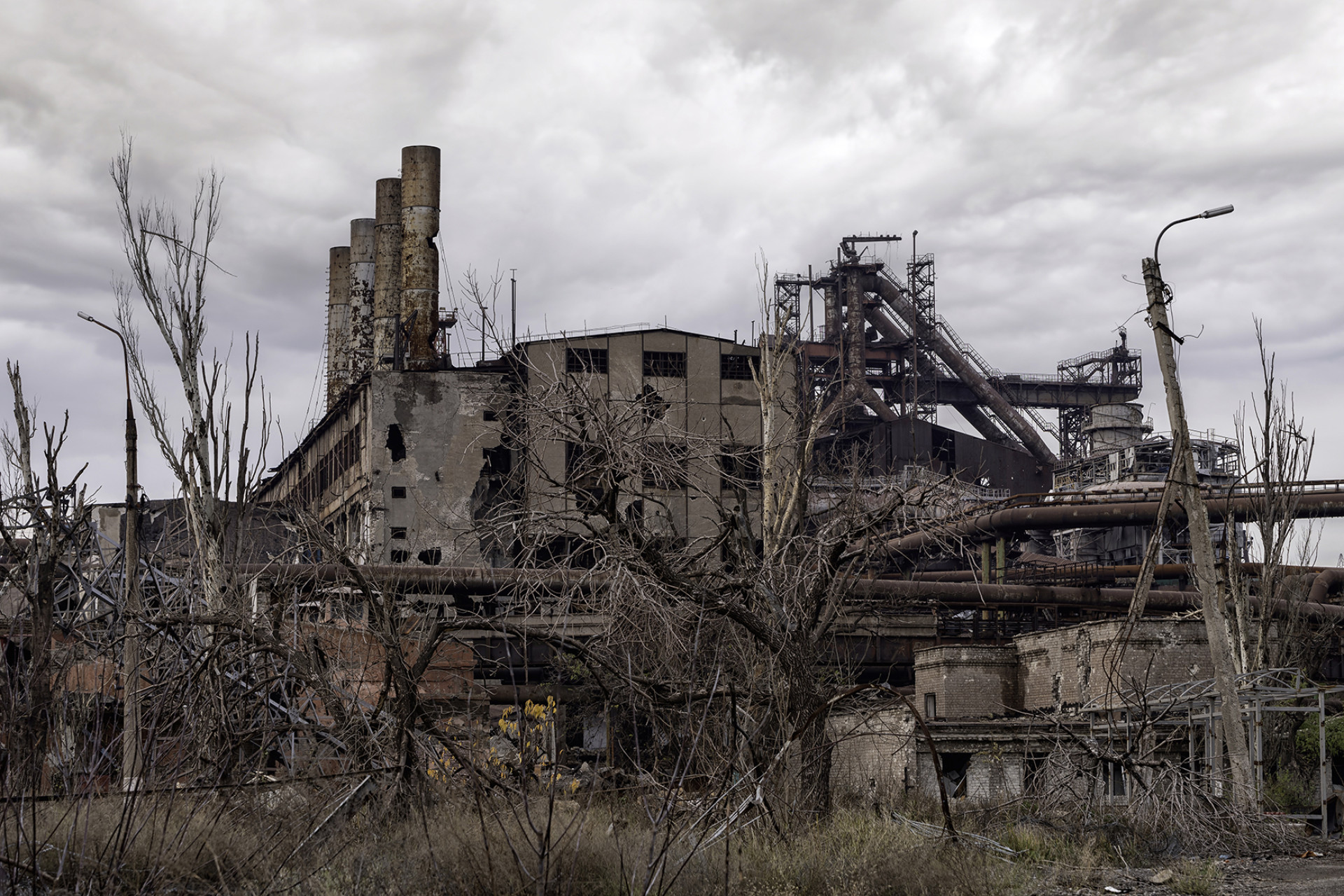 Зруйновані будинки цеху заводу “Азовсталь”, джерело фото: Depositphotos [маріуполь, азовсталь]