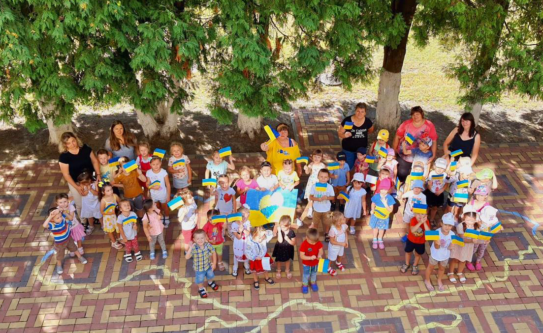 Дітки зі всієї Бучанської громади долучилися до флешмобу з нагоди Дня прапора України, джерело фото: Телеграм-канал Бучанської міської ради